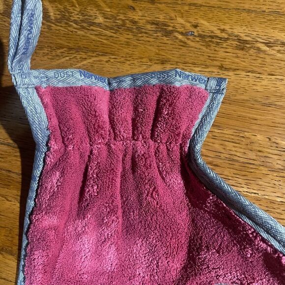 Norwex Dusting Mitt LE Pomegranate NWOT - Picture 2 of 12